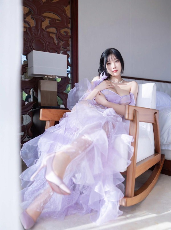 杨晨晨露背纱裙写真出圈，柔美穿搭尽显高级性感