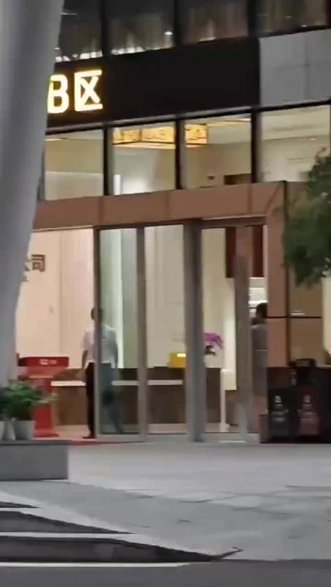 杨幂机场亮相颜值惊艳，粉丝称其眼神温柔如AI设定