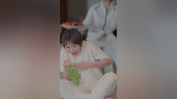 太可爱！全红婵自带搞笑属性：吃个葡萄都能逗乐大家