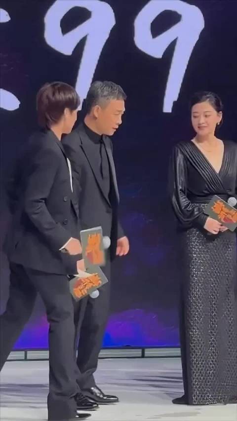 张译梅婷闫妮黄渤同框出席电影蛮荒禁地路演