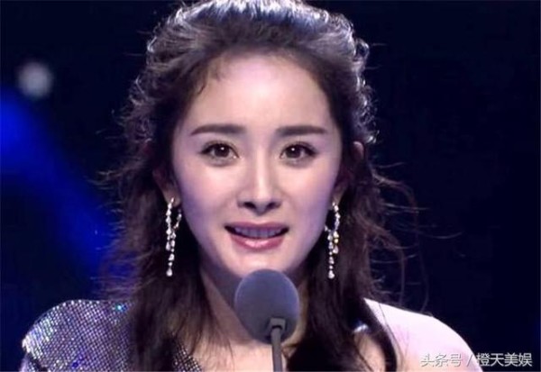 星光大赏女星未PS图：热巴像阿姨，赵丽颖太美，关晓彤居然显老