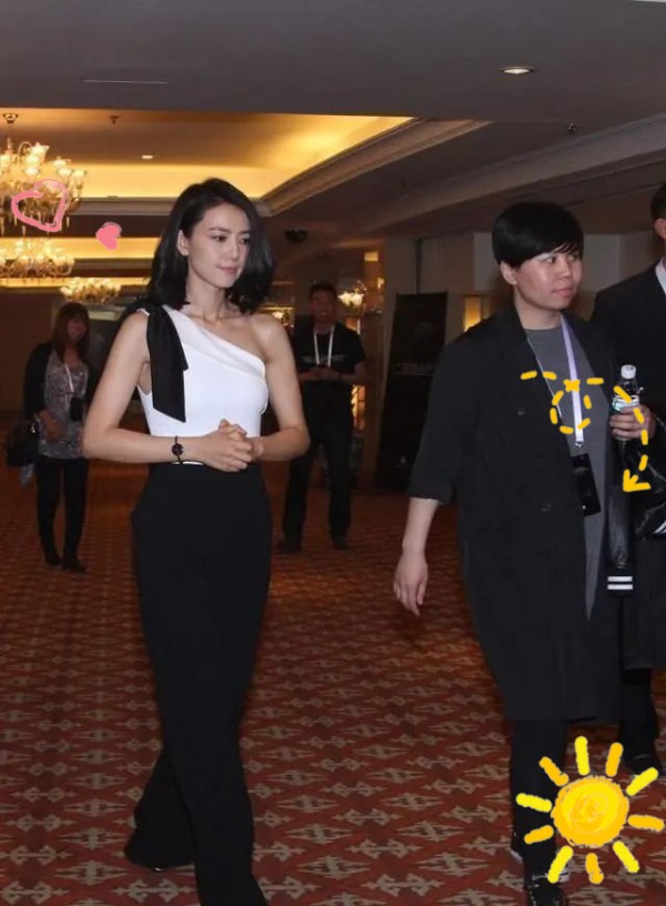 黑白搭配的艺术：时尚秘笈与明星风采