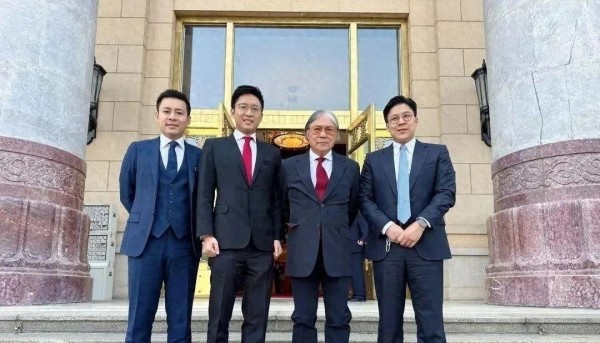 娱乐圈的一大好消息，两大家族即将联姻，这次强强联手