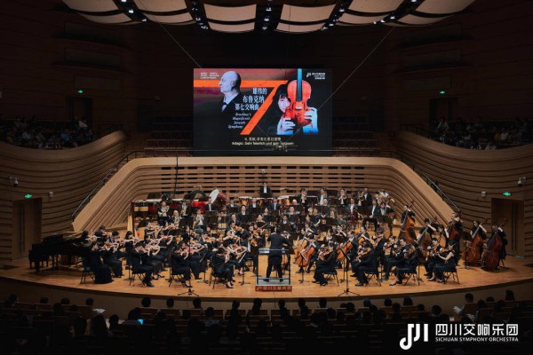 人气小提琴家蔡珂宜成都连演两场，吸引多国观众来蓉旅行
