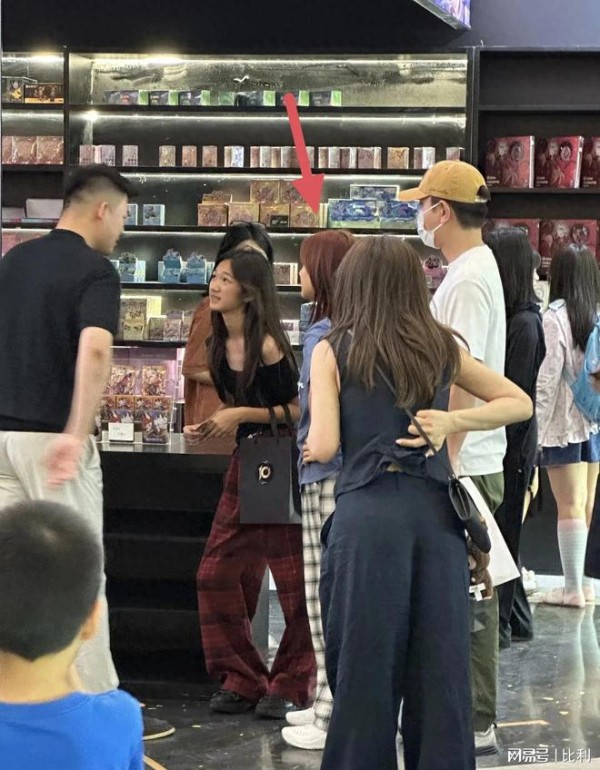 贾乃亮和女儿在北京购物，12岁甜馨穿衣陈旧土气，看起来很成熟