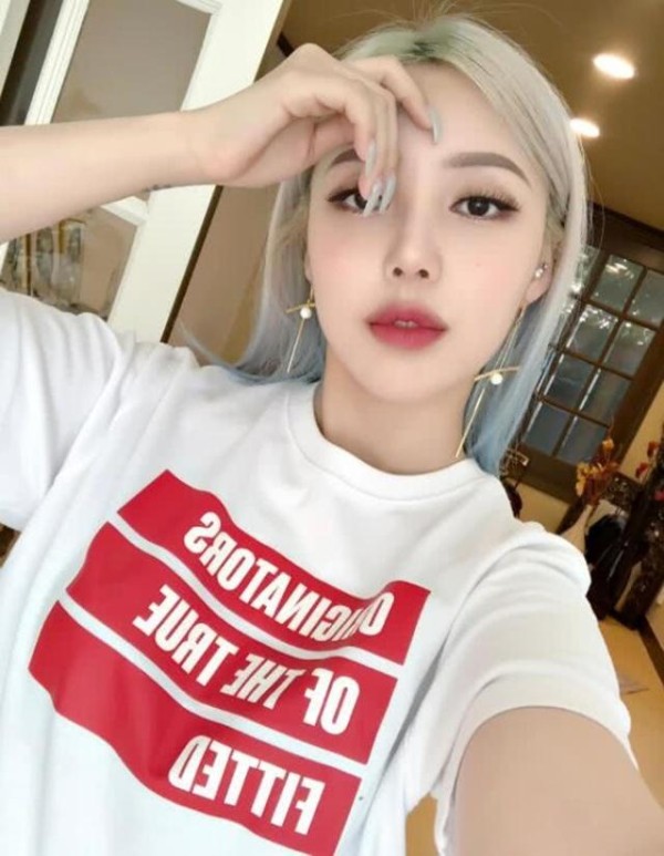 这位美妆博主，坐拥700万粉丝，化妆如同换了一张脸