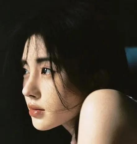 鞠婧祎如何登上五大顶级时尚杂志封面？揭秘她的努力与时尚表现力