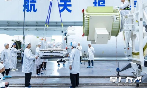 5月17日“一箭六星”发射前，长沙天仪研究院的技术人员对卫星进行最后的检测。图片均来源于长沙晚报网