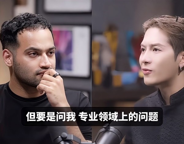 王嘉尔两人进行专业领域的交流，讨论专业问题。