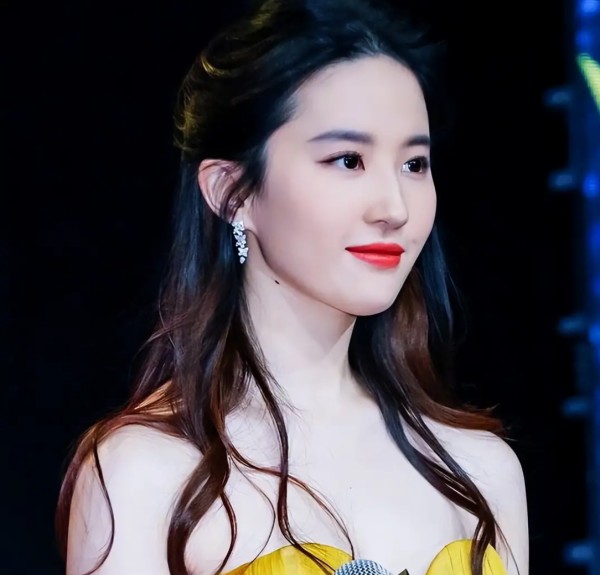 表面是艺人，实际家里有矿的4位女星！她们最不怕的就是潜规则