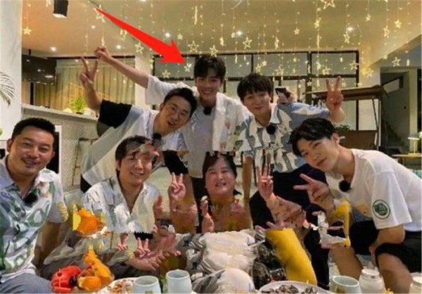 肖战真要糊？疑似被节目组穿小鞋，综艺预告被除名合照站位尴尬