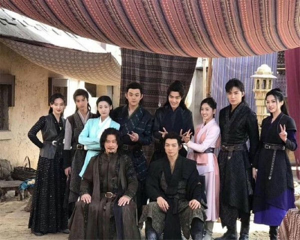 肖战真要糊？疑似被节目组穿小鞋，综艺预告被除名合照站位尴尬