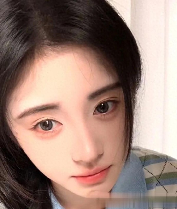 在娱乐圈竞争激烈的环境下，鞠婧祎如何平衡个人发展与公司利益？