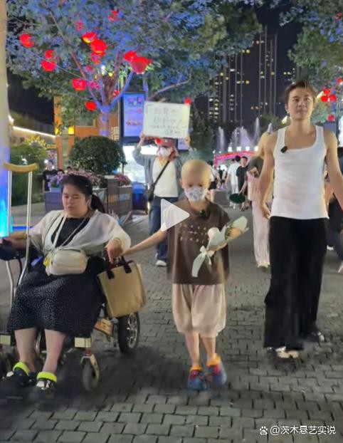 明星暖心义举：吴克群帮助患病母子，一小男孩拿零花钱尽微薄之力