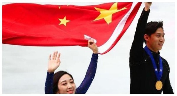 因“亲吻”走红，这对运动员搭档又晒照，还是给人情侣既视感