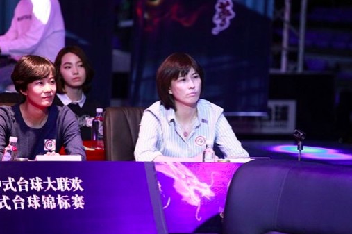 中国台球协会秘书长王涛（右）