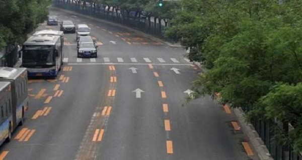 理解道路上的黄色标线及其重要性-有驾