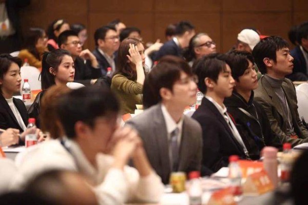 众明星集体开会，鹿晗关晓彤同框，鹿晗手上的东西亮了