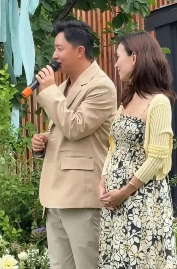 韩庚卢靖姗在好友婚礼现场现身，孕肚、胖脸与厚底鞋，幸福满满