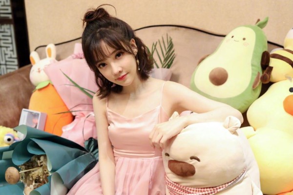佛系少女冯提莫，从主播到网红再到明星，身材气质都棒棒哒