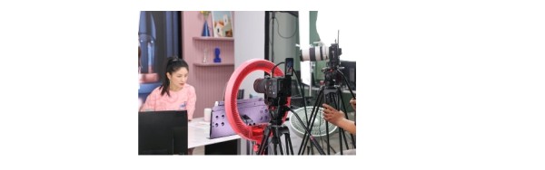 佳能eos c70和佳能eos r5组成了佳能“佳直播”解决方案的核心部分