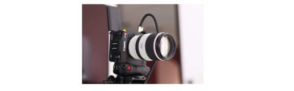 eos c70支持15小时以上的直播，侧向快拆板安装孔也让竖屏直播更方便