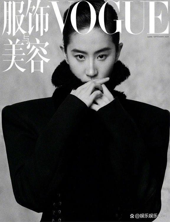 刘亦菲拿大葱上Vogue封面，她穿白衬衣叉腰选片，她喝水都好看