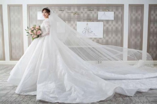 唐嫣单人婚纱照首曝光，糖糖亲自参与设计，穿上后甜笑不断似公主