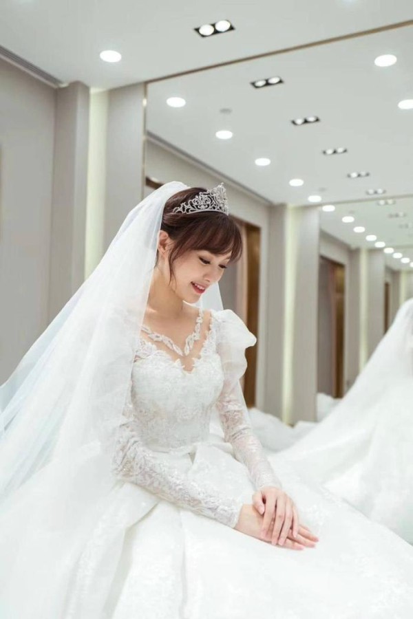 唐嫣单人婚纱照首曝光，糖糖亲自参与设计，穿上后甜笑不断似公主