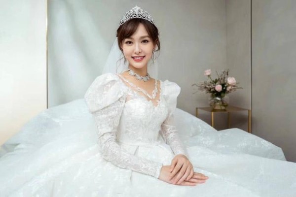唐嫣单人婚纱照首曝光，糖糖亲自参与设计，穿上后甜笑不断似公主