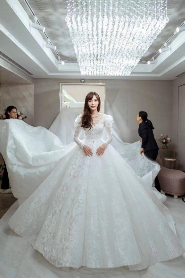 唐嫣单人婚纱照首曝光，糖糖亲自参与设计，穿上后甜笑不断似公主