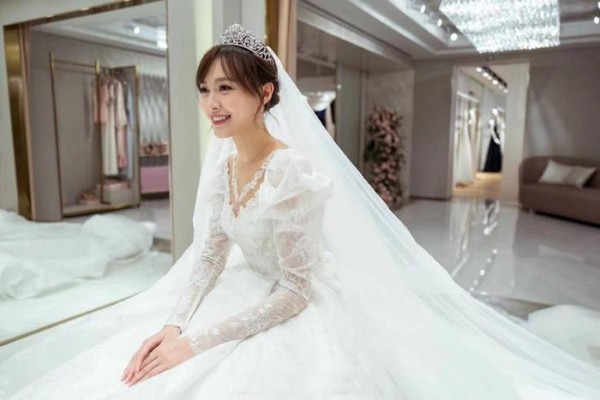 唐嫣单人婚纱照首曝光，糖糖亲自参与设计，穿上后甜笑不断似公主