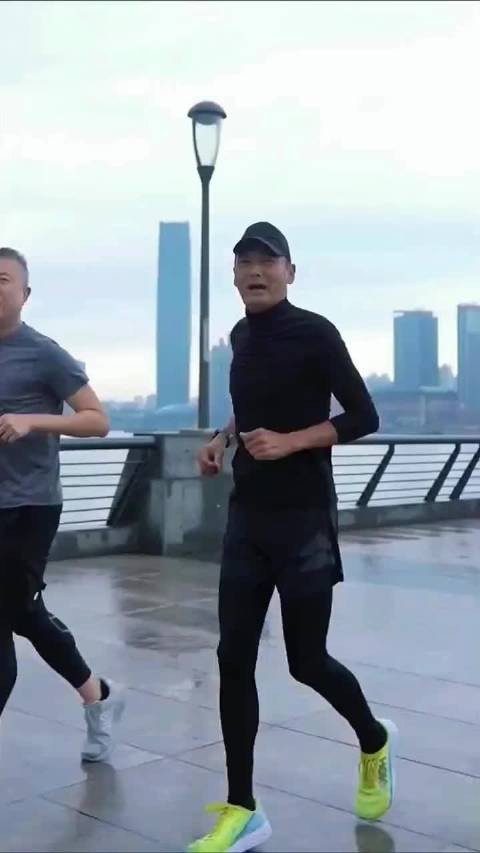 周润发夫妇现身新加坡，身形消瘦单薄，肤色黝黑，整个人变化好大！