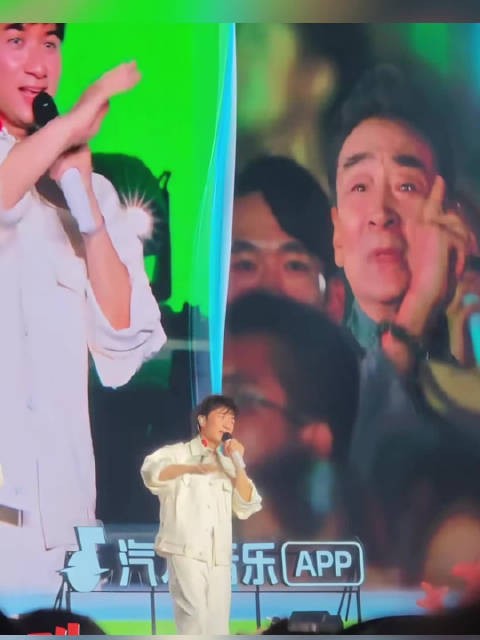 起猛了！依萍你爸在音乐节和书桓跳舞