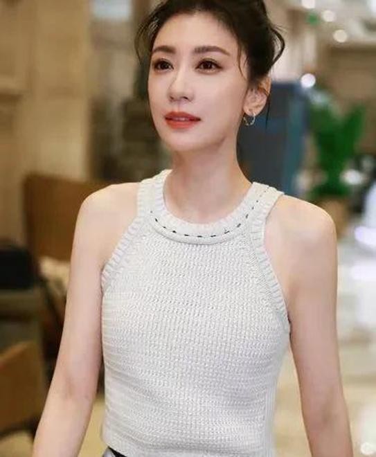 以美之名贾静雯姚晨同台：颜值与气质的终极对决
