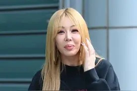韩国知名女星,看到粉丝被袭击,转身离开现场,事后发表道歉图片