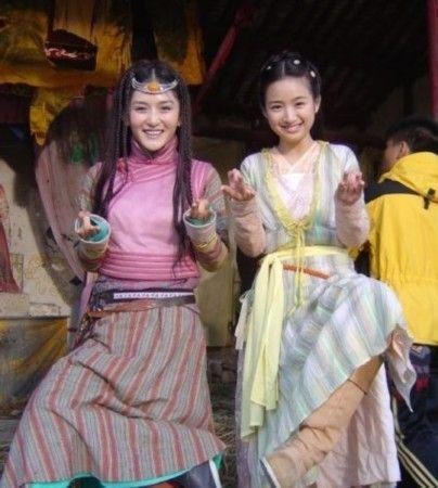 胡歌版射雕幕后剧照，吃泡面、看剧本、开玩笑，黄蓉华筝同框甚欢