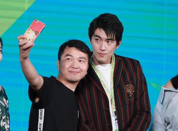 《林更新：颜值与演技并存的娱乐圈新宠》