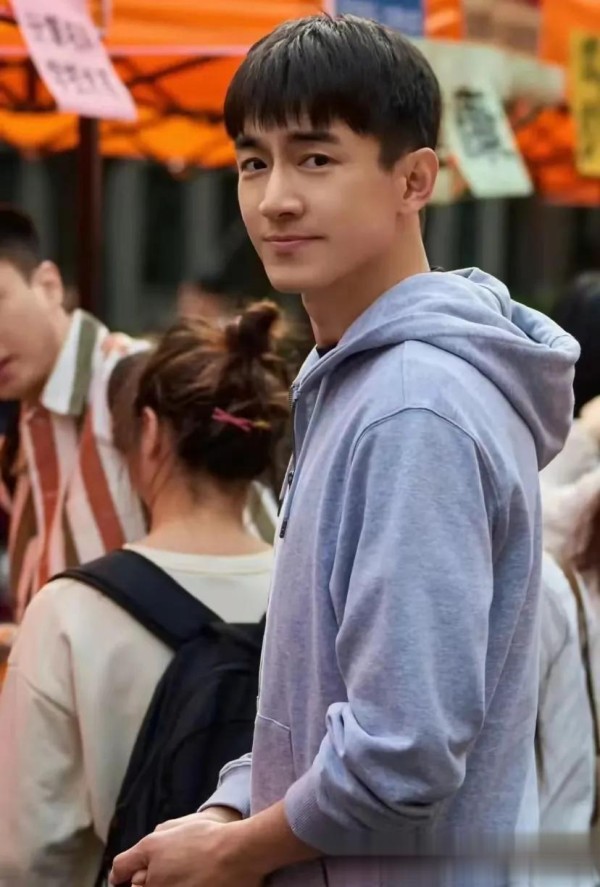 揭秘娱乐圈真相：林更新的背后究竟隐藏了什么？