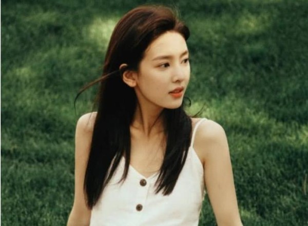 章若楠颜值媲美刘亦菲，从网红蜕变为身价过亿的票房女神