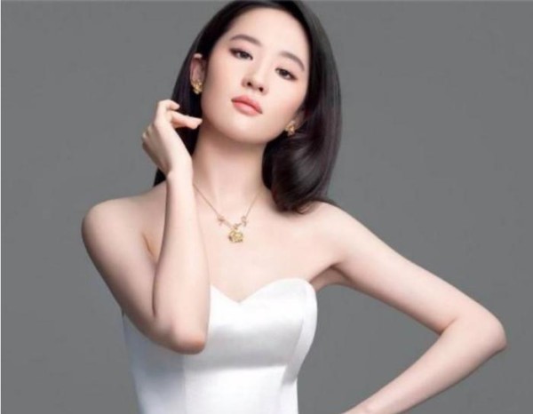 章若楠颜值媲美刘亦菲，从网红蜕变为身价过亿的票房女神