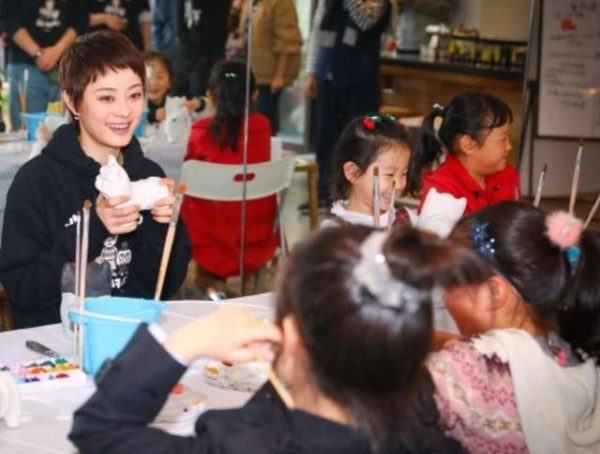 孙俪去农村做公益，面对孩子递给她的脏零食，孙俪六个字显教养！