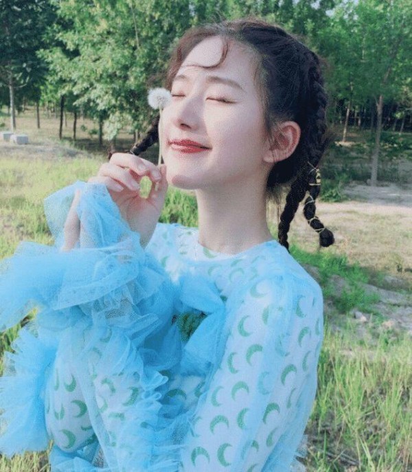 赵露思18岁“试镜照”被曝光，离开美颜滤镜后，这才叫明星脸！