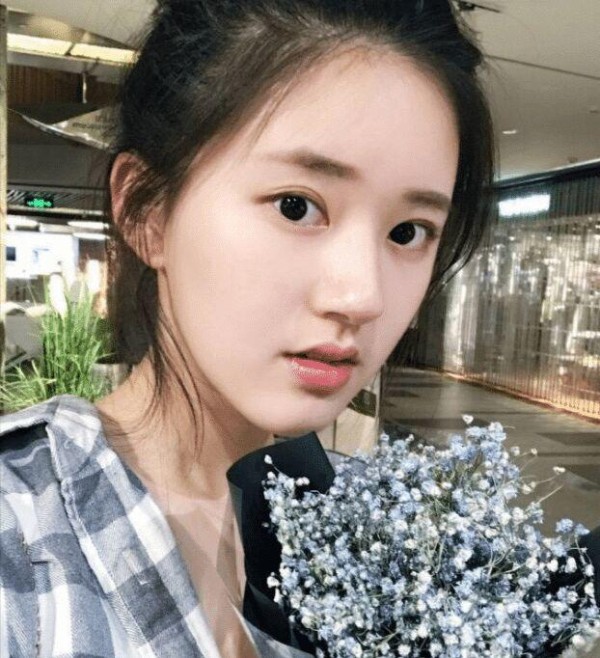 赵露思18岁“试镜照”被曝光，离开美颜滤镜后，这才叫明星脸！