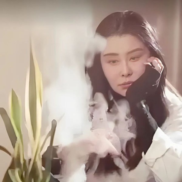 58岁王祖贤加拿大开艾灸馆，亲自上阵做艾灸