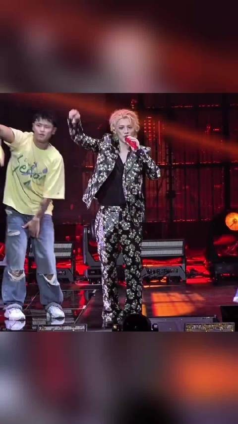 鹿晗青岛演唱会暖心安慰粉丝别哭