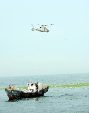 2008年7月10日，直升机在奥帆赛水域上空巡查浒苔的分布情况（图片来源：新华社）