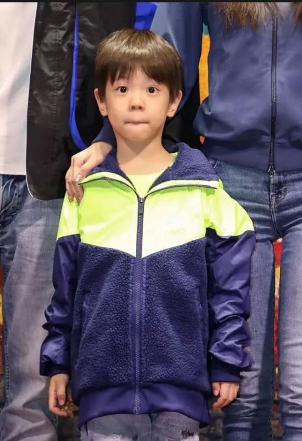嗯哼助阵电影武林怪兽首映礼，和周冬雨同款姿势合照，呆萌极了！