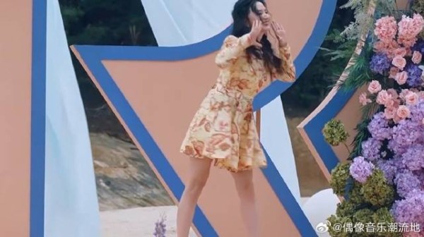 张萌身材真不是盖的 大长腿又白又细,白鹿都比不过!