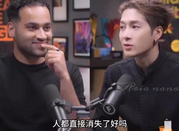 王嘉尔两人对话场景：一人疑问“人都直接消失了好吗”，另一人微笑回应